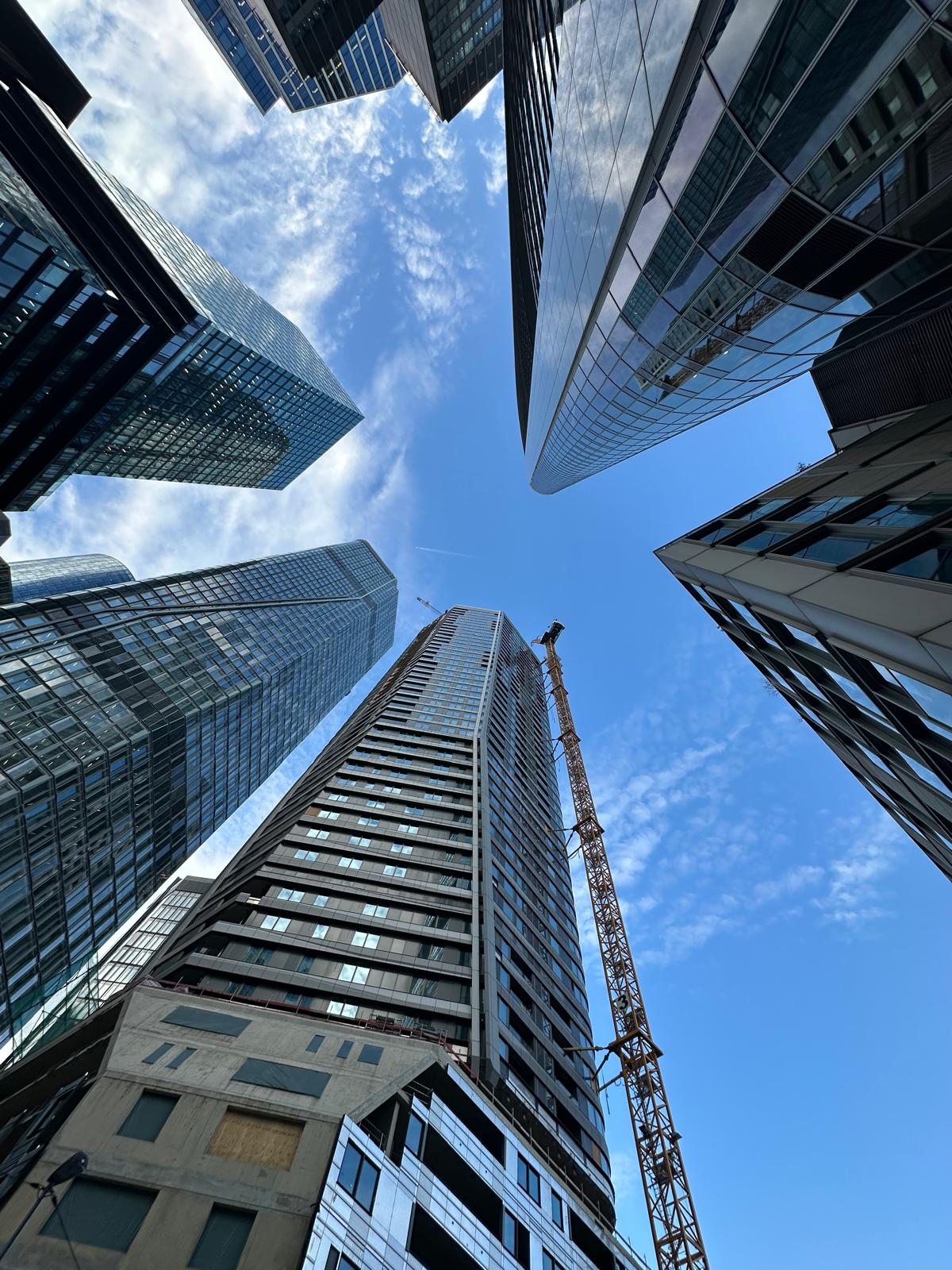Moderne Hochhäuser und ein Hochhaus im Bau von unten fotografiert
